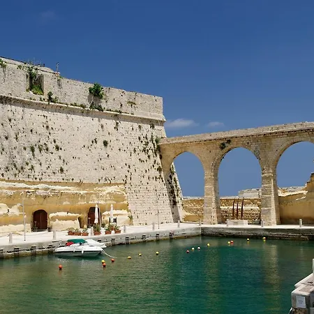 Charming Seafront House In Kalkara *