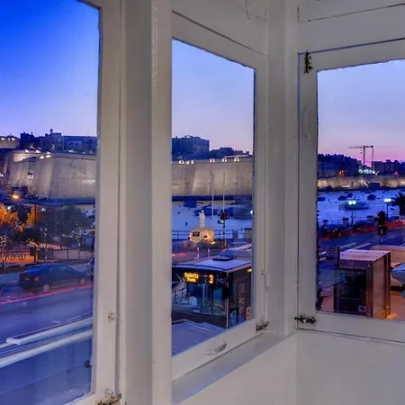 Charming Seafront House In Kalkara アパート ビルグ