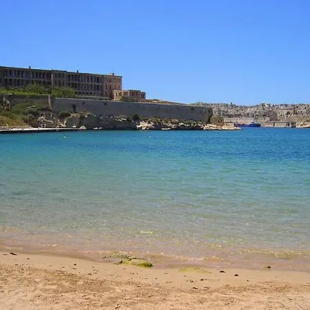 Charming Seafront House In Kalkara