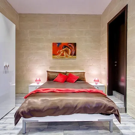 Charming Seafront House In Kalkara *